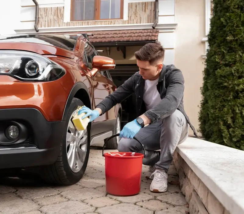 Lavage auto à domicile Buhy : professionnel intervenant sur un véhicule